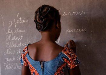 Maxime Sou, enseignant depuis vingt ans, gère une classe de CE2 de 132 élèves dans l'école Koua C de Bobo Dioulasso.